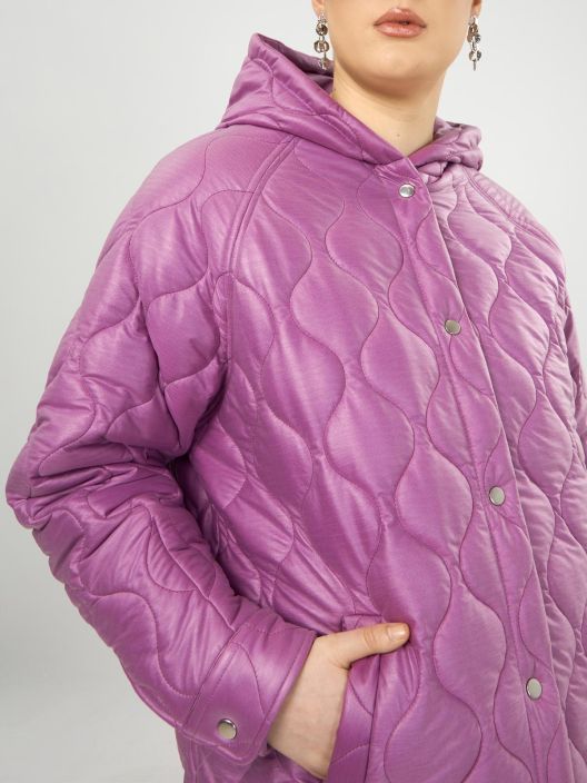 MAT takki 4037 / 8003 (Magenta) Kaunis hupullinen MAT takki jossa on edessa nepparit. Sivuissa pienet tyylikkaat halkiot.
