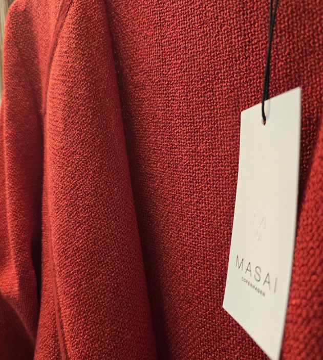 MASAI klassikko neulejakku Julitta Haute red punainen moni- ja helppokäyttöinen tuotekuva 2 MASAI klassikko neulejakku Julitta Haute red punainen moni- ja helppokäyttöinen tuotekuva 2