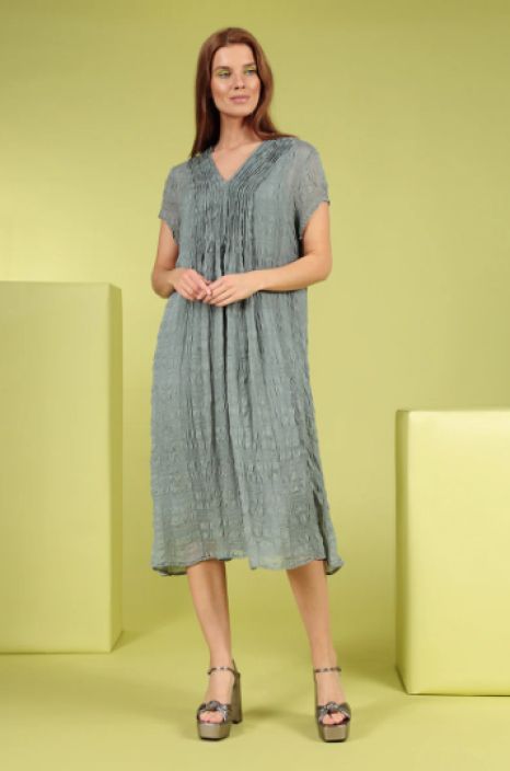 Grizas silkkimekko 5709A kevyt sage Hemmottele itseasi taman romanttisen mekon eleganssilla. Valmistettu ensiluokkaisesta Grizas silkkimekko 5709A kevyt sage Hemmottele itseasi taman romanttisen mekon eleganssilla. Valmistettu ensiluokkaisesta