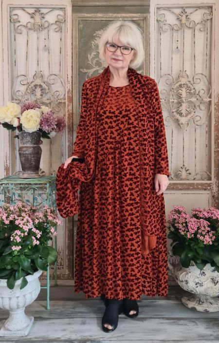 Grizas mekko 91654A (275) Ihanan pehmeaa ja kauniisti laskeutuvaa kangasta johon on leikattu pyorea paantie kaarevalla