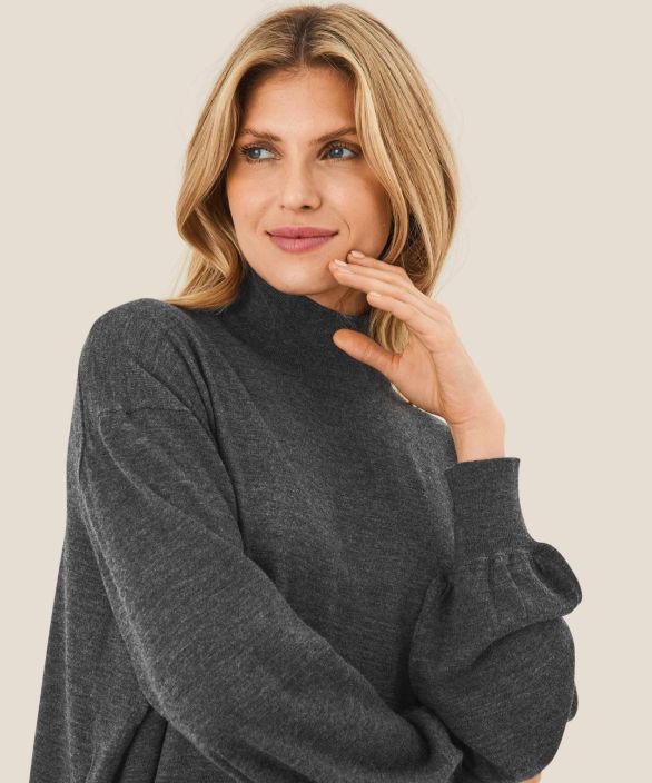 MASAI neule Fralla (Grey mel.) Taydenna neulekokoelmaasi talla mukavalla kaunokaisella. Se on neulottu ohuesta, pehmeasta