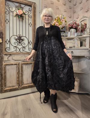 MARA GIBBUCCI Mara Gibbucci näyttävä mekko W60-01 juhlava ja uniikki malli kauniilla helmalla