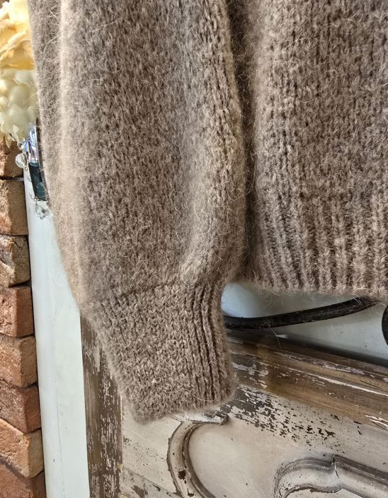 Marta du Château neule Rosa  5102 Tortora ihana pörröinen ja tilava malli tuotekuva 3 Marta du Château neule Rosa  5102 Tortora ihana pörröinen ja tilava malli tuotekuva 3