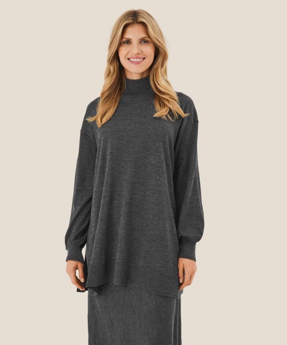 MASAI neule Fralla (Grey mel.) Taydenna neulekokoelmaasi talla mukavalla kaunokaisella. Se on neulottu ohuesta, pehmeasta