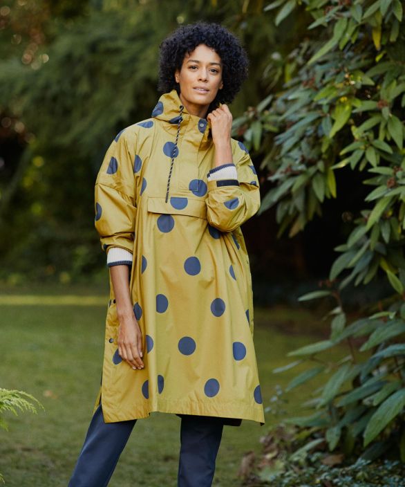 MASAI sadeponcho Tatella Burnish Gold mukava sateen kestava malli Taman ponchon kanssa sateinen saa muuttuu lahes iloksi.