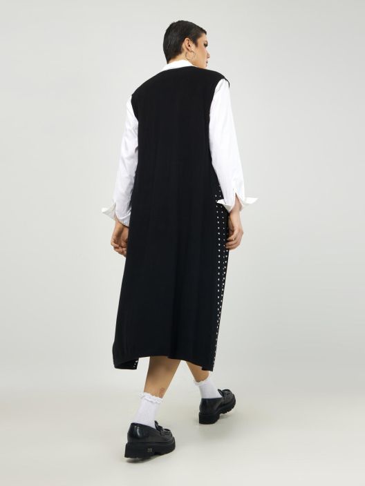 MAT liivi 3012 / 8004 (Black) Trendikas pitka ja kevyt liivi jossa on mukana nayttavyytta ja rohkeutta. Hopeiset koristeet.