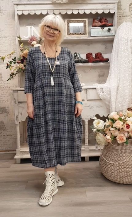 THING mekko 7195 Navy tummansininen kaunis ajaton ruutukuosi Tassa mekossa on aivan ihana yhdistelma luonnonkuituja ajaton THING mekko 7195 Navy tummansininen kaunis ajaton ruutukuosi Tassa mekossa on aivan ihana yhdistelma luonnonkuituja ajaton