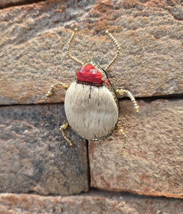 Erfurt koriste ötökkä hakaneulalla, käsityötä Beige/punainen kuoriainen tuotekuva 1