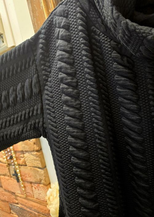 By Zusse pitkä maxi mekko Emma Ajaton musta upea juhlava ja tilava malli tekstuuriompeleilla tuotekuva 2