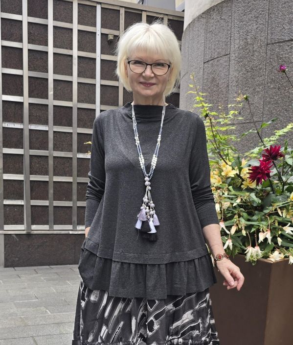 NOEN paita frillahelmalla 84054 Harmaa Ihanan ajaton ja naisellinen paita viskoositrikoosta. Siina on koristeena ihana NOEN paita frillahelmalla 84054 Harmaa Ihanan ajaton ja naisellinen paita viskoositrikoosta. Siina on koristeena ihana