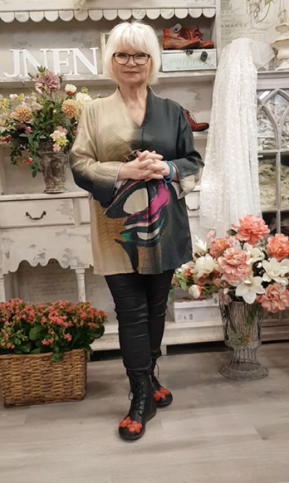 NOEN paita 83700 mukava viskoosi ja abstrakti kuosi IHANA uusi NOEN design mallisto on meidankin yksi lemppareista! Heilta