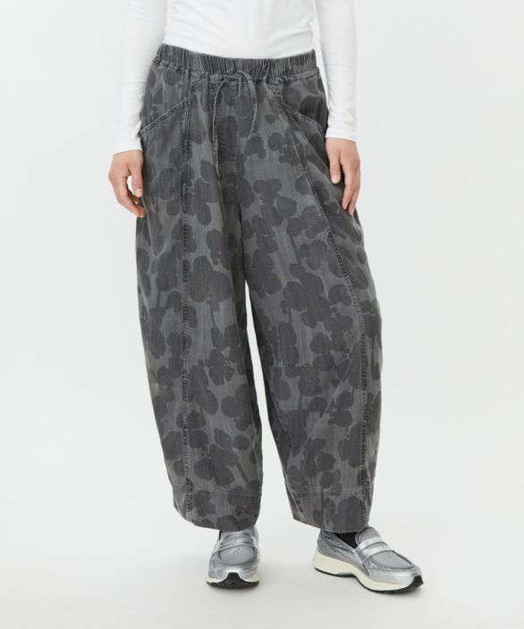 MASAI farkkukankaiset housut Phenyo Frost Grey harmaa leveat tyylikkaat lahkeet Kevyet farkkuhousut, joissa on kukkakuosi, MASAI farkkukankaiset housut Phenyo Frost Grey harmaa leveat tyylikkaat lahkeet Kevyet farkkuhousut, joissa on kukkakuosi,