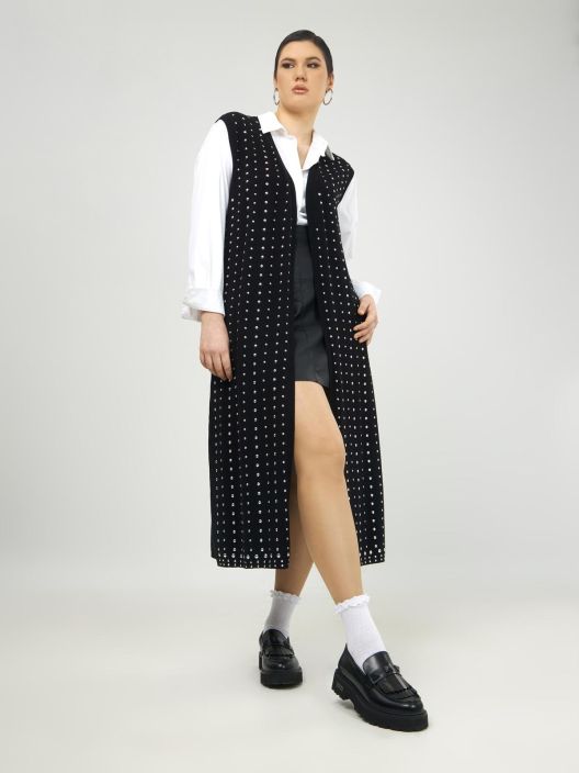 MAT liivi 3012 / 8004 (Black) Trendikas pitka ja kevyt liivi jossa on mukana nayttavyytta ja rohkeutta. Hopeiset koristeet.