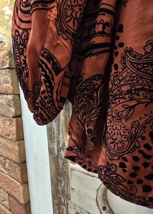 QNUZ paita 01 Terracotta pehmeä viskoosi satiini ja musta sametti tuotekuva 3 QNUZ paita 01 Terracotta pehmeä viskoosi satiini ja musta sametti tuotekuva 3