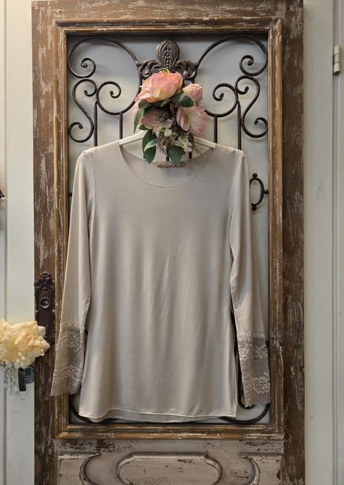 Marta du Chateau Puuteri/latte paita pitsi hihojensuilla kaunis aluspaita joustavasta viskoosista Erinomaisen Marta du Chateau Puuteri/latte paita pitsi hihojensuilla kaunis aluspaita joustavasta viskoosista Erinomaisen