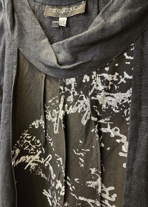 Mara Gibbucci mekko W60-15 tyylikäs malli taiteellisella kuosilla ja ompeleilla tuotekuva 8