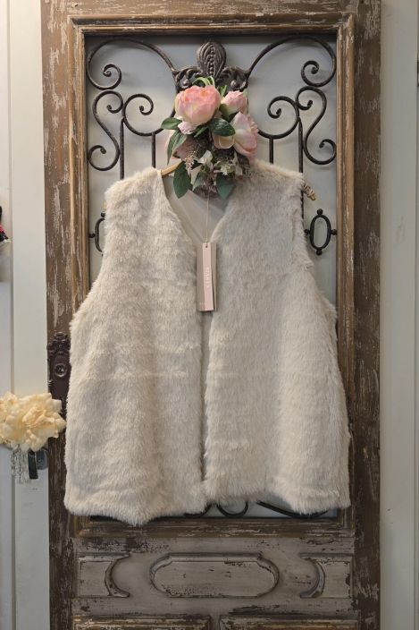 Marta du Chateau porroinen liivi 85896 Beige sopo porrojakku koristamaan asusi Marta du Chateau mallistolta suloinen Marta du Chateau porroinen liivi 85896 Beige sopo porrojakku koristamaan asusi Marta du Chateau mallistolta suloinen