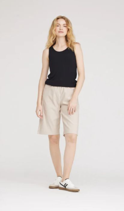 Laurie shortsit Donna 100861 Donna Loose leveat mukavat lahkeet Grey Sand Donna-shortsit ovat rentoa istuvuutta, mika tekee