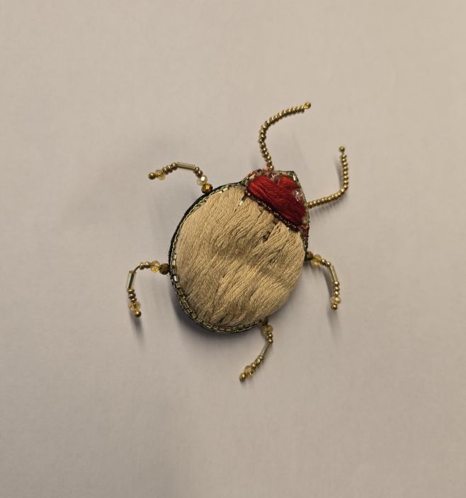 Erfurt koriste ötökkä hakaneulalla, käsityötä Beige/punainen kuoriainen tuotekuva 3