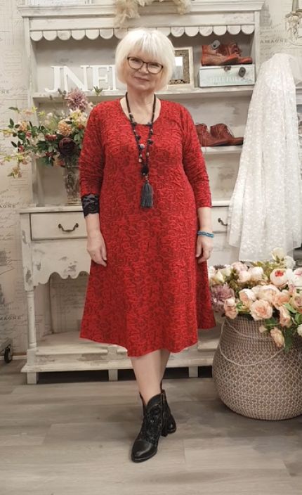 Pont Neuf mekko Maica Deep red punainen kaunis ommeltu tekstuurinen kuosi Kauniisti laskeutuva leikkaus luo imartelevan