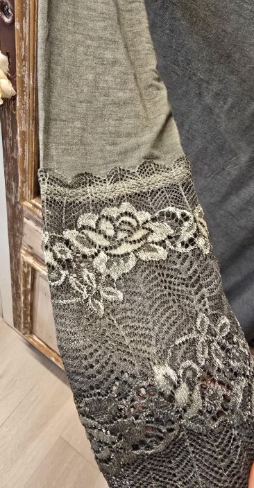 Marta du Château Murrettu vihreä paita pitsi hihojensuilla kaunis aluspaita joustavasta viskoosista tuotekuva 2 Marta du Château Murrettu vihreä paita pitsi hihojensuilla kaunis aluspaita joustavasta viskoosista tuotekuva 2