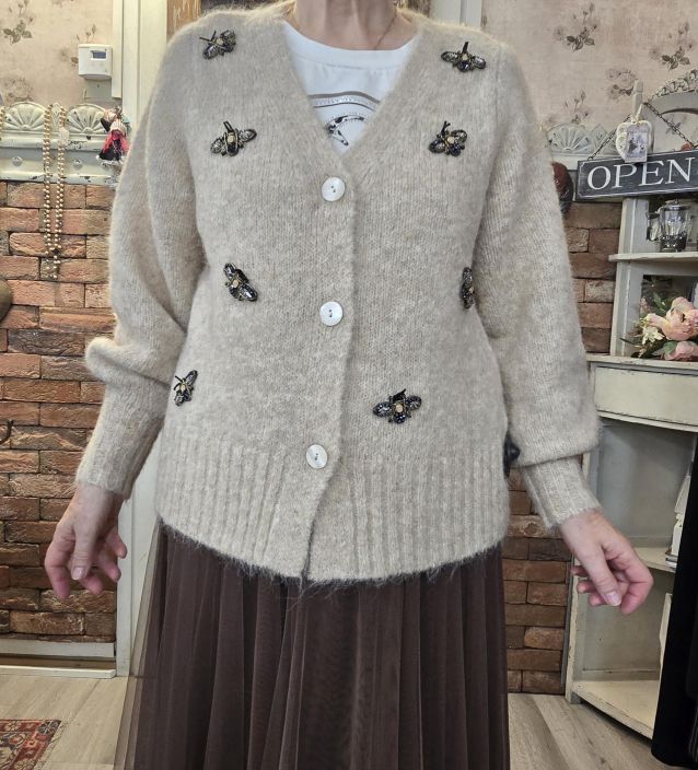 NOEN upea neulejakku 87207 Beige suloisilla ötökkä koristeilla tuotekuva 2 NOEN upea neulejakku 87207 Beige suloisilla ötökkä koristeilla tuotekuva 2