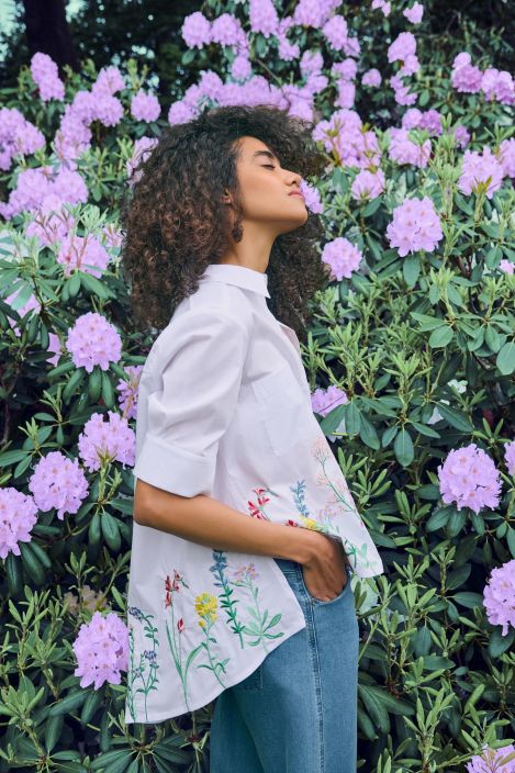 NOEN kauluspaita 86294 Valkoinen helmassa kauniit paalleommellut kukat Aivan upea NOEN kauluspaita jossa on helmassa kauniit NOEN kauluspaita 86294 Valkoinen helmassa kauniit paalleommellut kukat Aivan upea NOEN kauluspaita jossa on helmassa kauniit