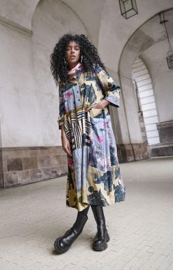 NOEN NOEN mekko 88577 kaunis abstrakti kuosi naisellisessa mallissa