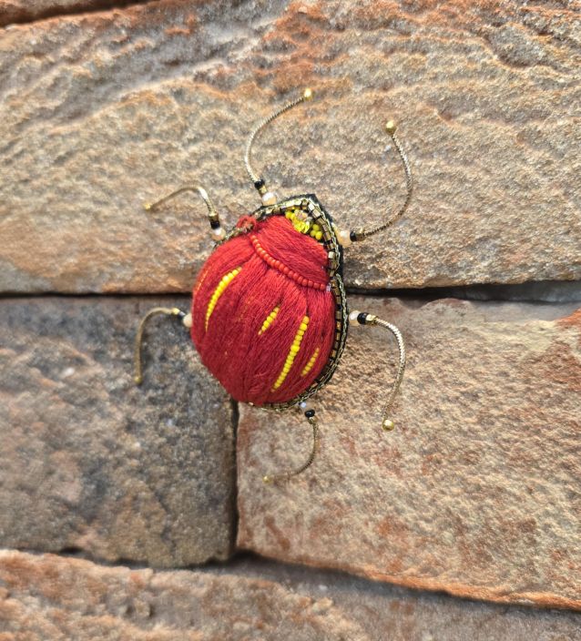 Erfurt koriste ötökkä hakaneulalla, käsityötä Punainen/keltainen kuoriainen tuotekuva 2