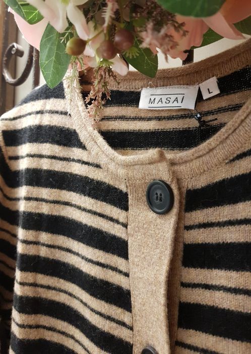 MASAI neule Lica (Black dijon) Ihana pikkuneule 100% villasta joka ei kutise. Sopot raidat imartelevat suoraa mallia. Sopii