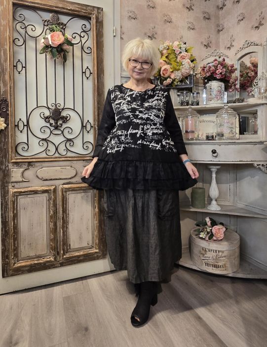 Mara Gibbucci paita 60-94 kaunis frilla helma ja kuosi Suuren kysynnan ansiosta laadukas design mallisto Mara Gibbucci on