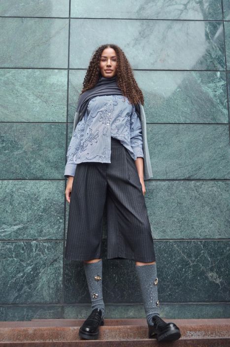 NOEN paita 86303 Harmaa/off-white raita kauniit ommellut kukat Tyylikas NOEN paita NOEN paita 86303 Harmaa/off-white raita kauniit ommellut kukat Tyylikas NOEN paita