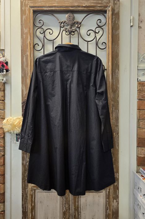 MASAI tunika/kauluspaita Ingebeth Musta tyylikäs ja ajaton malli rypytetyssä puuvillassa tuotekuva 1