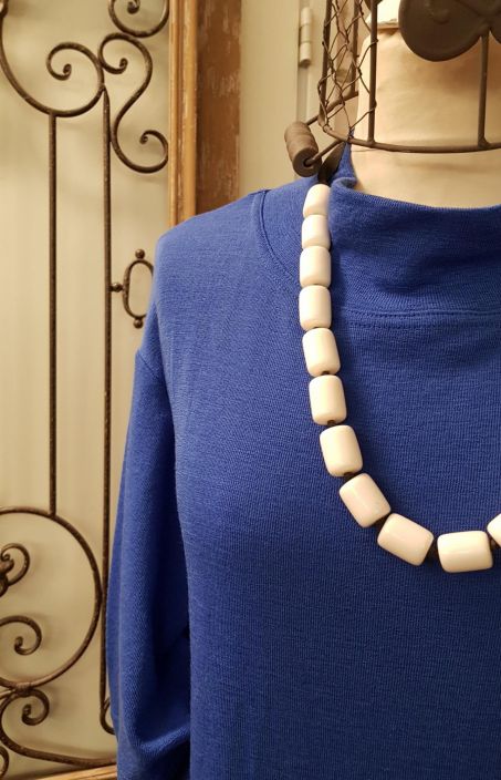 Blusbar neulemekko 6031 (Cobalt blue) Blusbarin suosittu merinovilla mallisto on saanut uuden kauniin mekon perheeseensa!