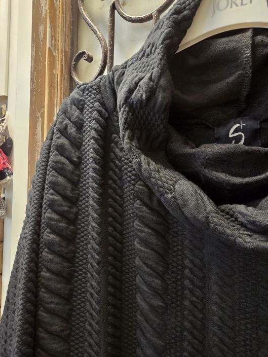 By Zusse pitkä maxi mekko Emma Ajaton musta upea juhlava ja tilava malli tekstuuriompeleilla tuotekuva 1