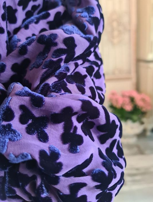 Grizas mekko 91654A (268) Ihanan pehmeaa ja kauniisti laskeutuvaa kangasta johon on leikattu pyorea paantie kaarevalla