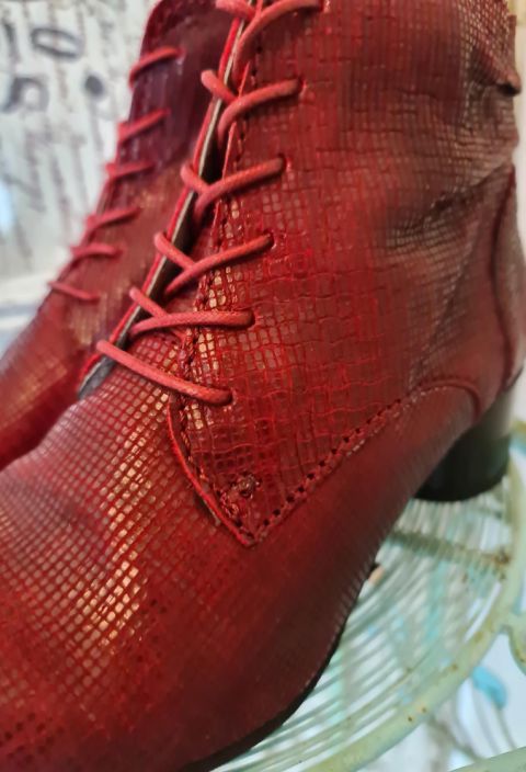 Rovers kengat 71008 (Punainen) Suositut Rovers kengat ovat taas taalla! Todella mukavat, paalta ja sisalta nahkaa.