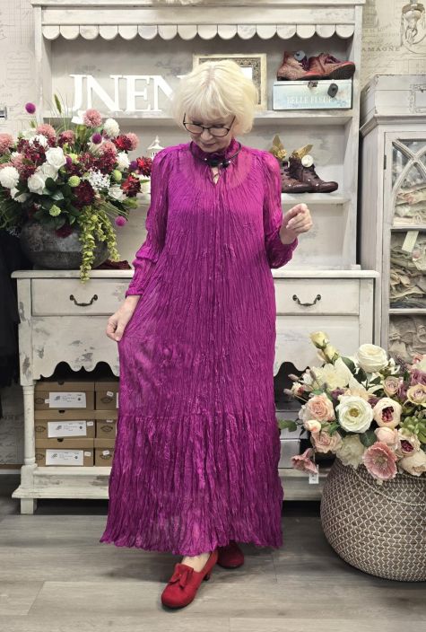 NOEN mekko 88645 Fuksia rypytetty kangas kukilla tuotekuva 1 NOEN mekko 88645 Fuksia rypytetty kangas kukilla tuotekuva 1