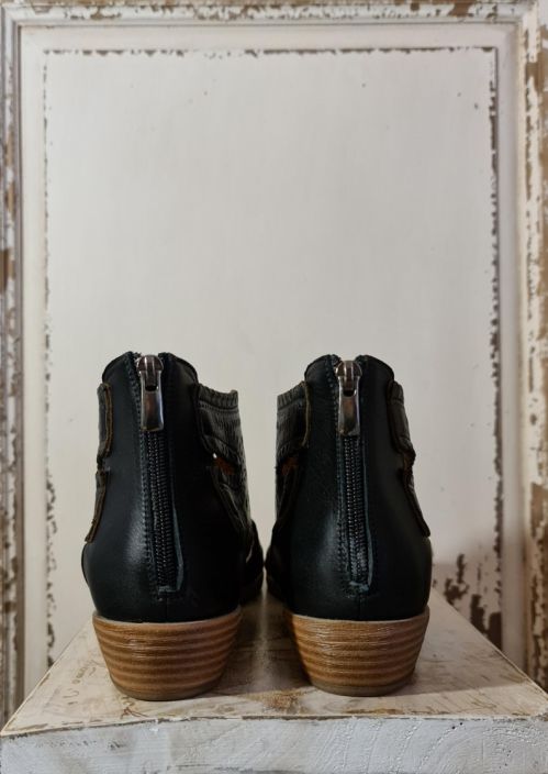Mago kengat 061 (Musta) Ihanat Mago kengat jotka sopivat, tuntuvat ja nayttavat upeilta! Hionostunut ja taiteellinen