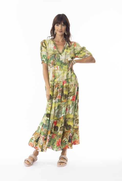 Escape mekko 10049 Cecilia näyttävä kauniisti aaltoileva malli kiiltävillä yksityiskohdilla tuotekuva 3 Escape mekko 10049 Cecilia näyttävä kauniisti aaltoileva malli kiiltävillä yksityiskohdilla tuotekuva 3