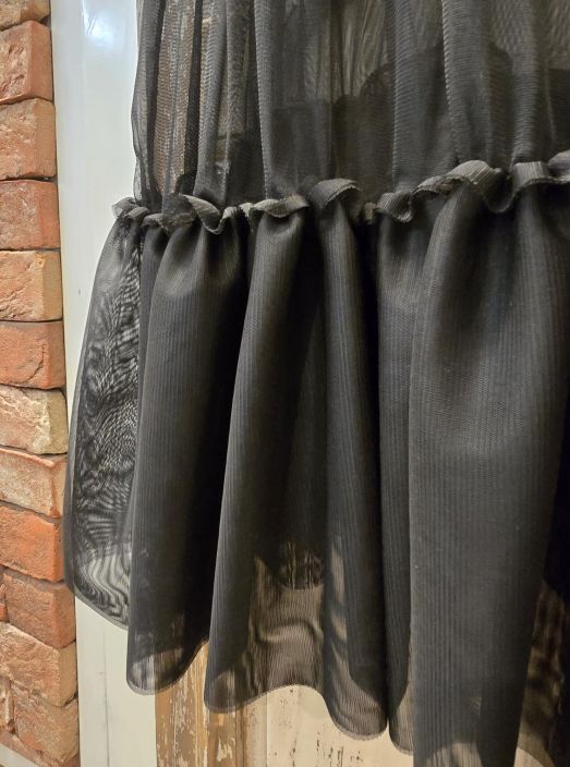 By Zusse alus-sifonkimekko Nika Musta ihana sifonki kauniilla helmalla viimeistelemään asusi tuotekuva 2