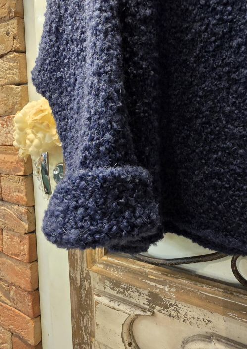 Grizas buklee neulejakku 6668 Tummansininen navy ihana teddykangasmainen kudos KÄSINTEHTY tuotekuva 2