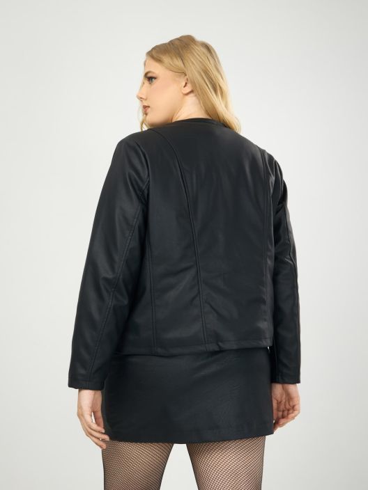 MAT takki 4033 / 8004 (Black) Ihana lyhyt takki josta loytyy asennetta vaikka muille jakaa. Edessa koristeena niitteja.