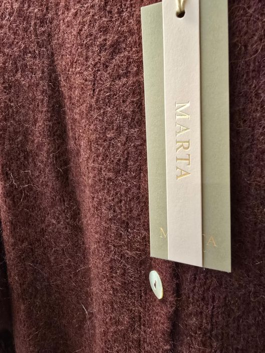 Marta du Château pörröinen neulejakku 2413 Vino eli Trendikäs viininpunainen todella mukava pörröneule tuotekuva 1 Marta du Château pörröinen neulejakku 2413 Vino eli Trendikäs viininpunainen todella mukava pörröneule tuotekuva 1