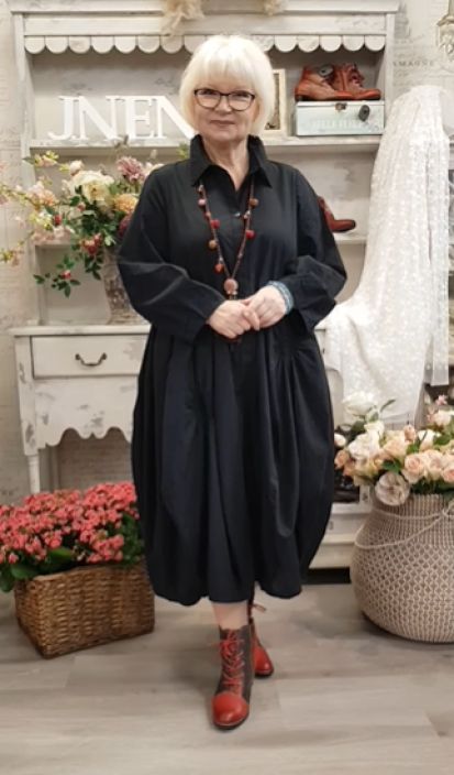 NOEN mekko 88589 Musta nayttava malli kauniilla ompeleilla ohuesta puuvillasta Upea ja nayttava NOEN mekko ohuesta ja