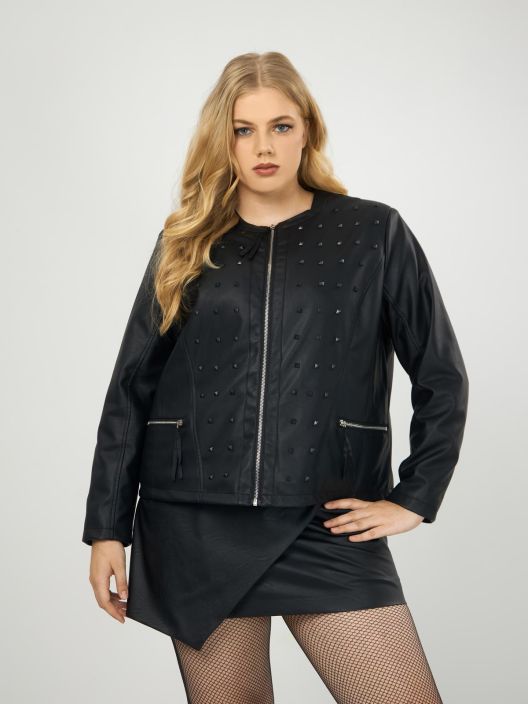 MAT takki 4033 / 8004 (Black) Ihana lyhyt takki josta loytyy asennetta vaikka muille jakaa. Edessa koristeena niitteja.