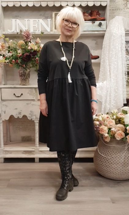 MASAI mekko Naviran Musta tyylikas, simppeli ja ajaton malli jokaiseen asuun ja tyyliin Tama on vaatekappale joka kuuluu MASAI mekko Naviran Musta tyylikas, simppeli ja ajaton malli jokaiseen asuun ja tyyliin Tama on vaatekappale joka kuuluu