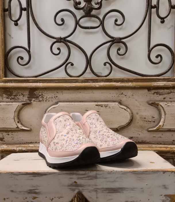 Laura Vita kengat Madieo (Roosat) Laadukkaat ja erikoiset kengat jotka ovat koristeltu kiiltavilla kivilla ja kauniilla