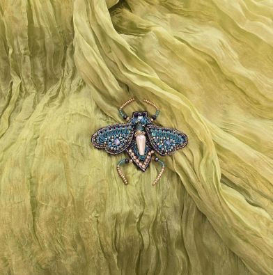 Erfurt koriste ötökkä hakaneulalla, käsityötä Liila kuoriainen siivillä