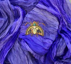 Erfurt koriste ötökkä hakaneulalla, käsityötä Vaalea jalokivi kuoriainen siivillä